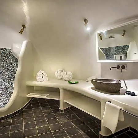 سيكرت ليجند سويتس 5* أويا
